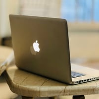 لابتوب أبل نضيف كلش شاحنته الأصلية وياء مراوس بجهاز ايفون 07700484331