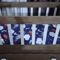 سرير طفل • نضيف • مصدات وتول