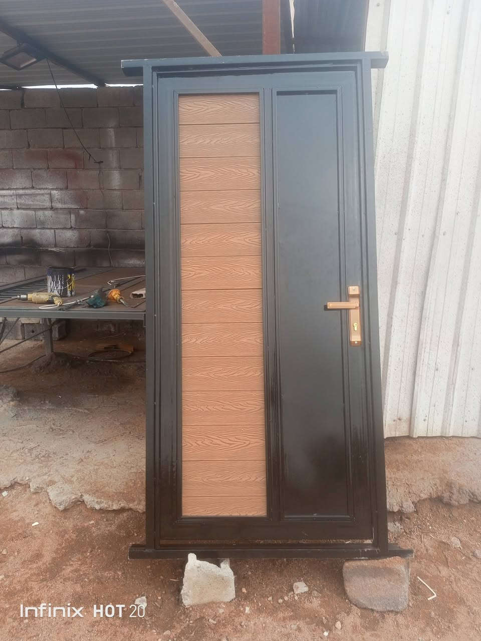 ورشة حداده عامه و #متنقله 
#ابواب -شبابيك 
 ابواب بدل الخشب 
باب قاصه .
 #محجرات 
#مراجيح -ميز طباخ  
#كرفانات سندوج 
شوايات . 
صيانه وصبغ . لحديد القديم ابواب شبابيك 
العنوان /البصره /الزبير 
للتواصل ... ***********
واتساب .....***********
 عمل درجه اولى  . 
باسعار مناسبه  وجميع المديلات
