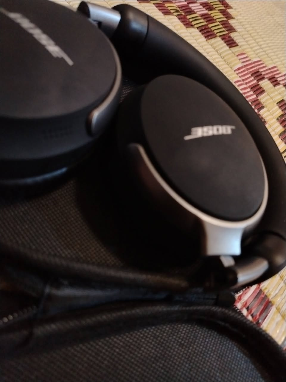 🎧 سماعة Bose الأصلية
صوت نقي وعزل ضوضاء احترافي (Noise Cancelling) 
بطارية ممتازة  لساعات طويلة.
نظيفة وتشتغل 100%
سعرها بالموقع يوصل ل 400 وأكثر
كصيت سياره من امريكا وطلعتلي وياها
واريد ابيعها شكد تقيمونها اخذوها
***********

