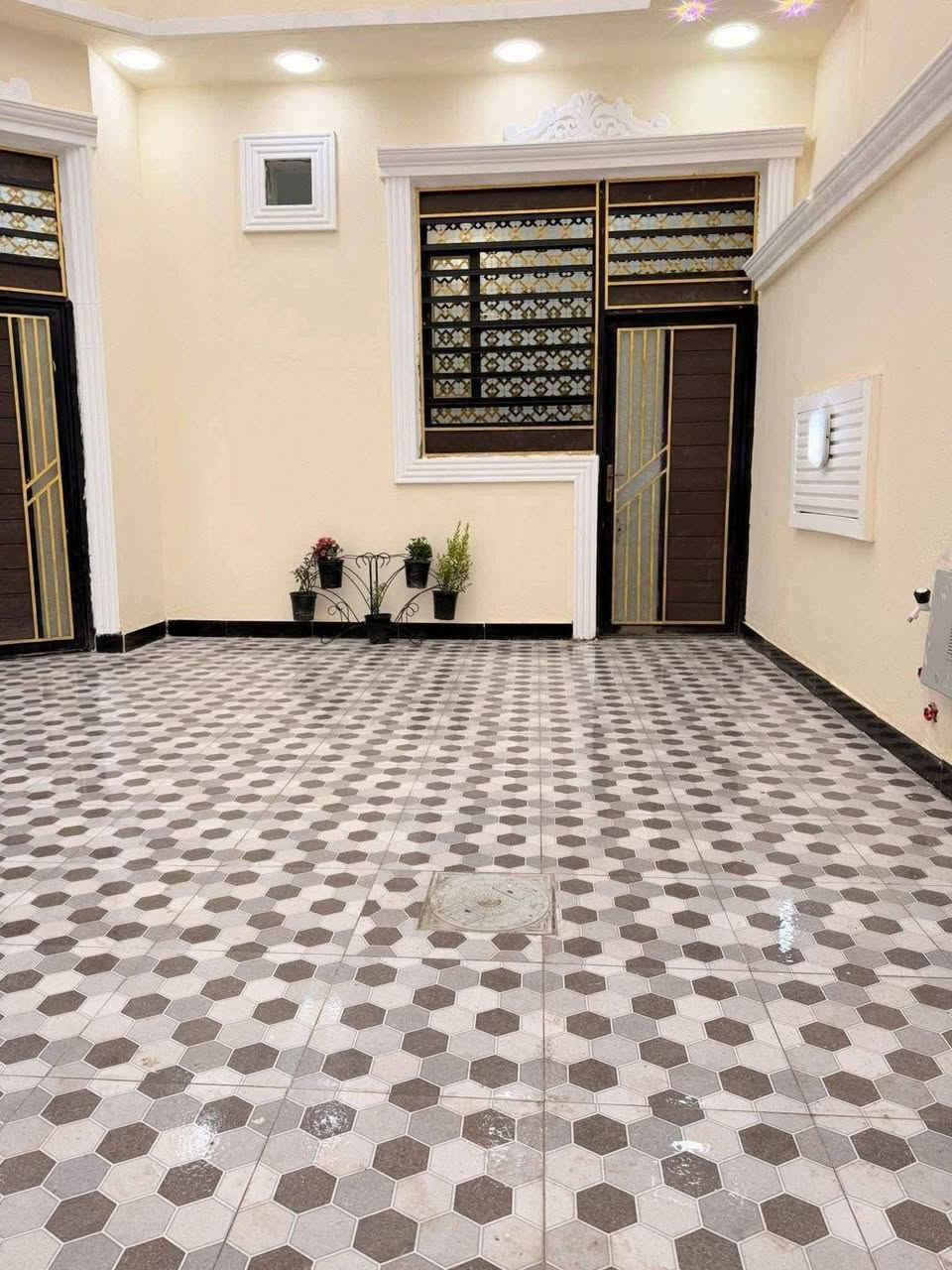 بيت للبيع 
يوجد بيت البيع 
مساحه 210
سعر 118وبي مجال 
غرف2
صاله نسائيه
صاله بيت
مطبخ حار وبارد
ديوان كبير
طابو صرف زراعي ومالك عراقي
خدمات ماي وكهرباء
العنوان البصره ابو الخصيب كوت ثويني يم جامع تقوى الاستفسار اكثر خاص***********
