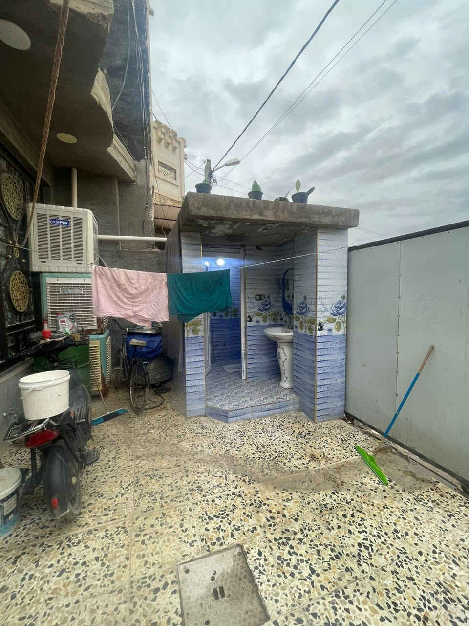 يا لله) سلام عليكم الدار للبيع في الجيغيفي الثانيه خلف صيدلية الفضي
المساحه الكليه للدار 144 متر ☑️جنس العقار طابو زراعي سند 25☑️
الواجهة 6 ونزال 24 ☑️
يتكون الدار من غرفه نوم صاله حمام مطبخ ☑️
ستقبال كراج 🅿
صحيات الدار زنجيل على شارعين شارع الدار 10 متر ☑️
❗دار نضيف فقط نقص الواجهة والبيتونه ☑️
*********** جمال البدراني 📞
العز للعقار والمقاولات العامه ☑️
