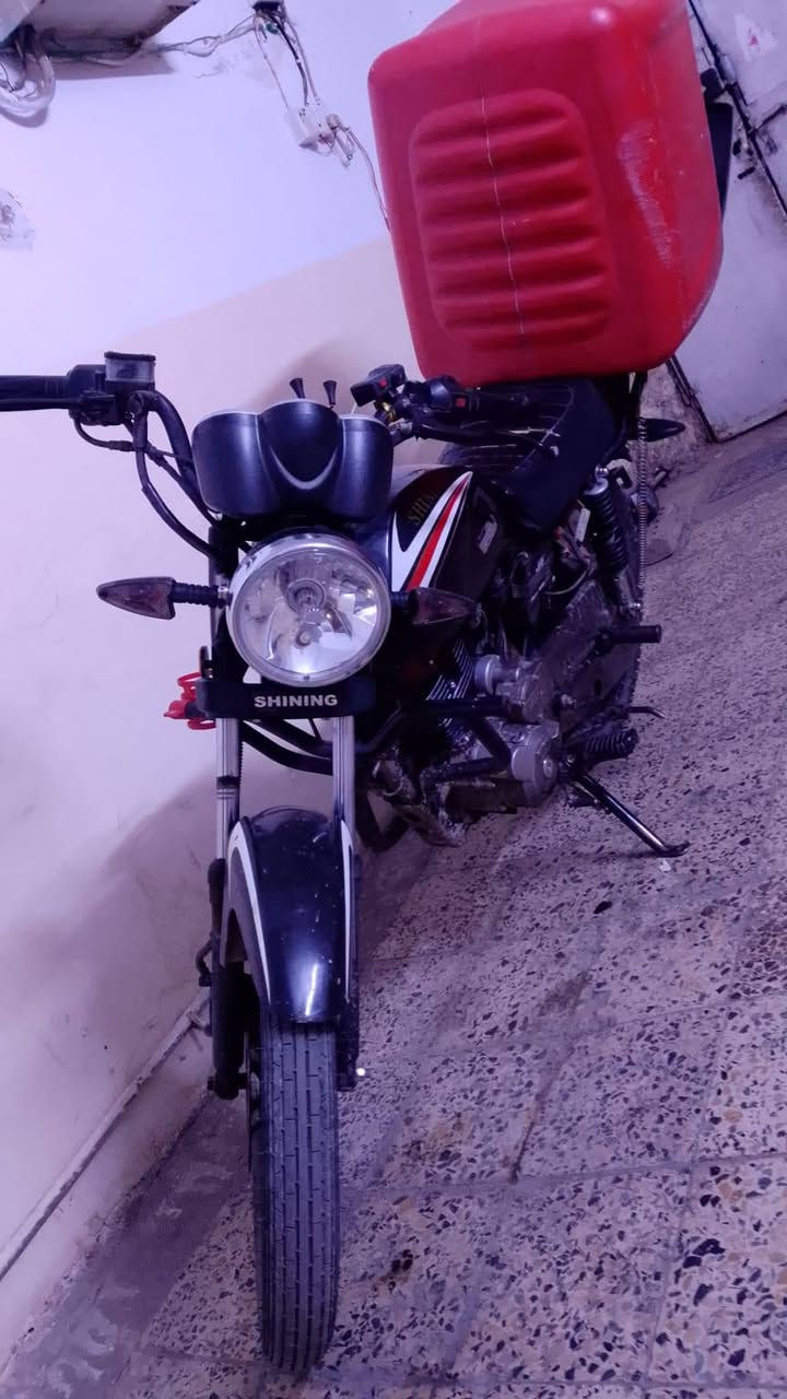 سلام عليكم دراجة شاينك للبيع اوراق كاملة  موديل 2023  كفالة عامة تأيرات امامي و خلفي جدد دشبول جديد مازدة جديدة اشاير جدد كهربائيات فول  مداريهة بل دهن  تاخذهة و تتوكل على الله كبل لشغل    السعر 900  العنوان (بغداد الشعلة)  رقم الهاتف (***********) فقط واتساب  او تعلق واني اطبلك
