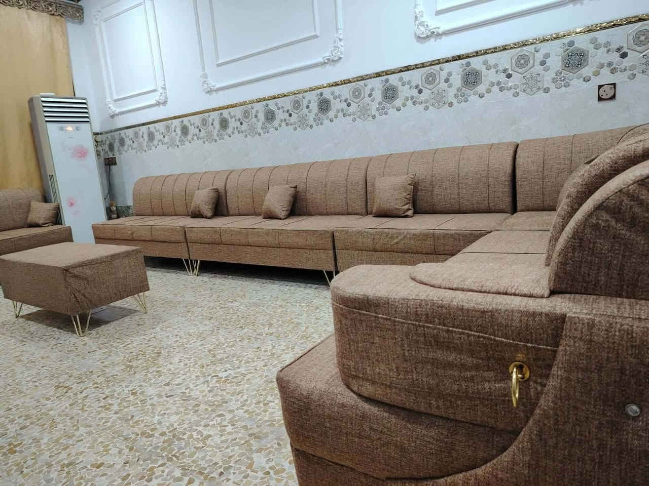 تخم 15 مقعد 
قنفتين ثلاثيات مع اليدات 
قنفتين ثلاثيات فلات 
قنفة ثنائية فلات 
مع زاوية 

  مع 6 كوشات  و طبلة وسطية 
قياس متر x  نصف متر 
مواصفات العمل 
خشب چام روسي _ خشب المقعد بلاويد اسود 18 ملم _ اسفنج مميز ضغط عالي _ 
السعر المطلوب 600 الف... 
وبي مجال


**إذا كنت صاحب هذا الإعلان وتريد حذفه لأي سبب، رجاءا أرسل رسالة إلى الدعم الفني**