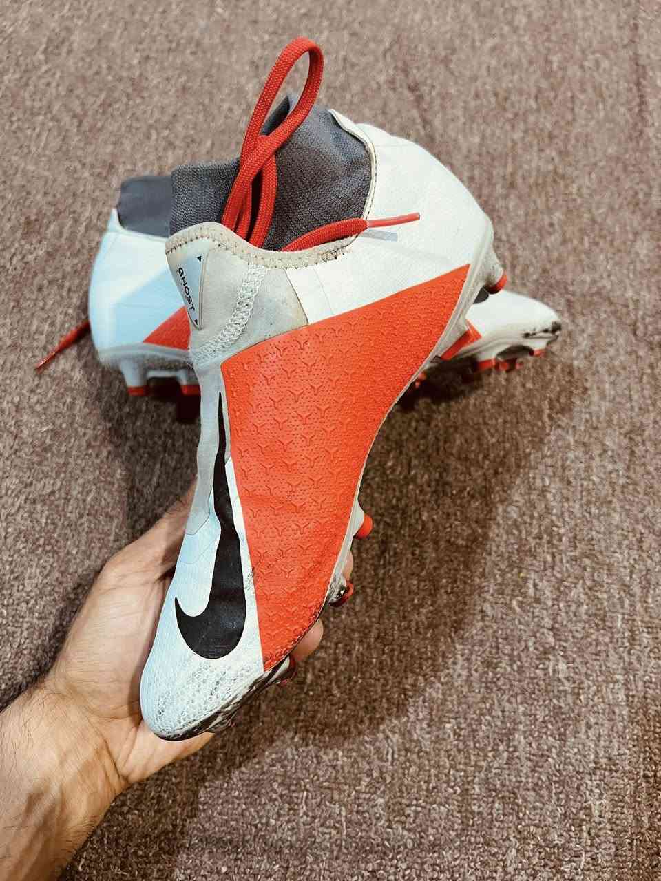 ستد نايك فانتوم
اصلي باله 

قياس41

نضافه1/1 

وزن خفيف كلش 

السعر خاص 

توصيل موجىود 

واتساب متوفر

***********
