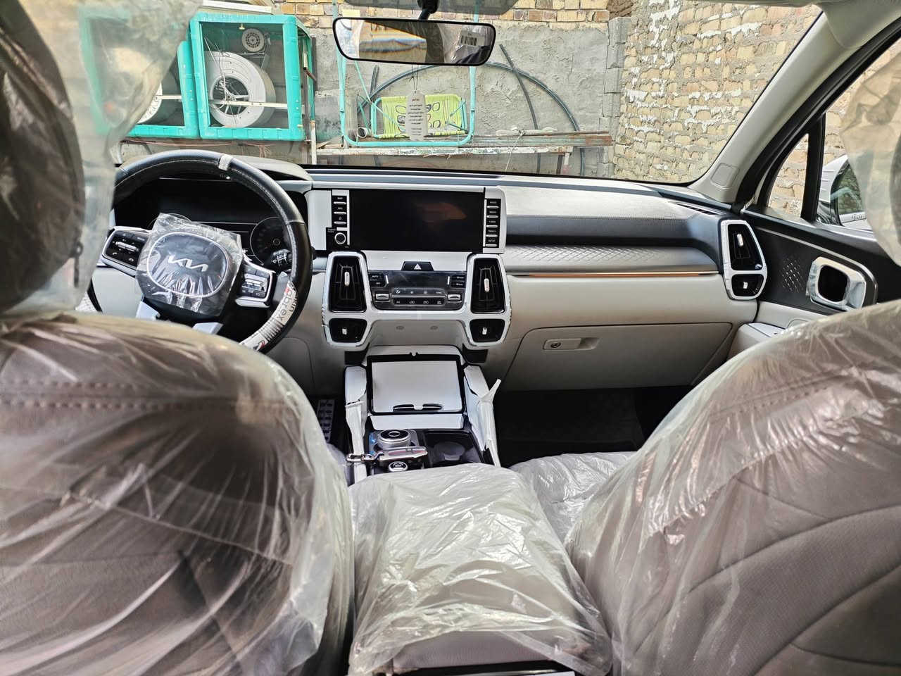 السلام عليكم اخوان
سورينتو 2023
ماشية 16 ألف جديدة السيارة كلش عندي غيرها اطلع بيها حتى بالمطر ما طالعه السيارة 
مكينة 6 سلندر 3.5
مواصفات السورينتو كلها عدا البانوراما والفور ويل 
مكفولة بيها فقط طعجة بالجاملغ صغيرة مصورها وما مصلحها

بعض مواصفاتها المهمه 
﷼  شاشة نڤيكيشن تدعم نظام الخرائط 

﷼ تشغيل الكاميرا الخلفية دون الرجوع على البك.. يعني تمشي على D وتشغل الكاميرا الخلفية 

﷼ الكشنات الامامية كهربائية 
﷼ اربع انظمة القيادة 🚘🚘
﷼شفتات سرعة 
وبعد المواصفات المعروفة للسورينتو 

ملاحظة اخوان. 
السيارة مفروشة جلد بورقة 
ارضيات اصلية بورقة 
جادر جلد مطري تفصال ب55 الف 
يعني جاهزة من كل شي 

السعر 318 مكان السيارة الديوانية 
السيارة باسمي ***********
