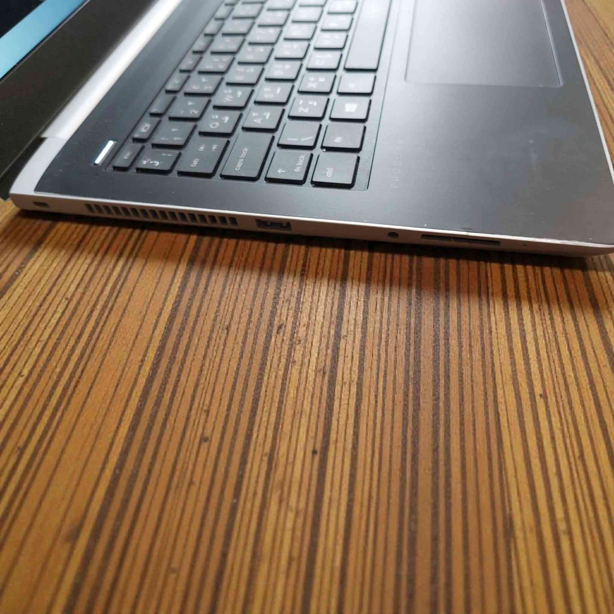 عرض خاص – آخر قطعة فقط 🔥
💰 السعر: 210 الف عراقي 

💻 Hp ProBook 430 G5 – الجيل الثامن

🔧 المواصفات:
✅ المعالج: انتل كوراي 5 – الجيل 8 – فئة U
✅ الرام: DDR4 – 8GB
✅ التخزين: SSD M.2– 256G
✅ كرت الشاشة داخلي: انتل كرافيس – 4GB 
✅ حجم الشاشة: 13.3 إنج
✅ النظام: وندوز 10 برو
__________________________________________________
🎯 مناسب ويشغّل:
📄 برامج الأوفيس (Word – Excel – PowerPoint)
🌐 التصفح، اليوتيوب، والدراسة أونلاين
🎨 التصميم الخفيف (Photoshop – Illustrator)
💻 البرمجة والمحاسبة
🏗 AutoCAD ثنائي الأبعاد (2D)
__________________________________________________
🔌 منافذ الجهاز:
2× USB Type-A
1× USB Type-C
VGA
HDMI
LAN (مدخل إنترنت)
مدخل سماعة / مايك
قارئ كارت SD
__________________________________________________
📦 الملحقات:
🔌 الشاحن الأصلي
🖱 ماوس
🎒 جنطة
🟦 ماوس باد
__________________________________________________
🛡 الضمان:
ضمان أسبوعين كامل استبدال في حال وجود أي خلل
🚘 التوصيل متوفر لجميع محافظات العراق
📞 للتواصل:
راسلونا عبر الصفحة أو واتساب 💬
📱 ***********
