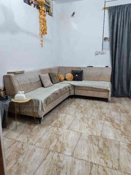 سلام عليكم بيت 100متر واجيه 5نزال 20. سقف صب. الجوه صب البناء درجه اوله كونكريت مسلح بورسلين سيراميك يحتوي ع استقبال مطبخ صاله غرفه. العنوان شارع المطار القديم بفرع صيدلية غفران نهايت الشارع اعتراف محكمه ورقه بي.سند 25 الاستفسار ***********
