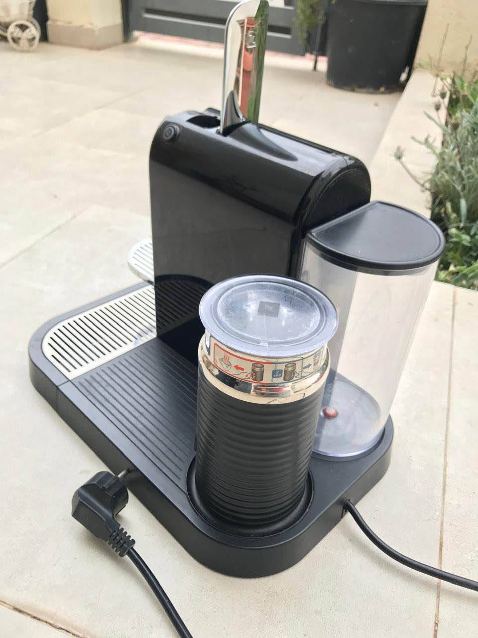 ئامێری دروست کرنی قاوەی ئیسپریسۆ بەبەکارهێنانی کەپسولی تایبەت کەلەبازاڕ بەردەستە مارکەی (delonghi) ئەلمانی زۆرکەم بەکارهاتوەولەکارتۆنەکەی خۆیدایە بۆ زانیاری زیاتر پەیوەندی بکەن بە 
*********** السليمانية, العراق
