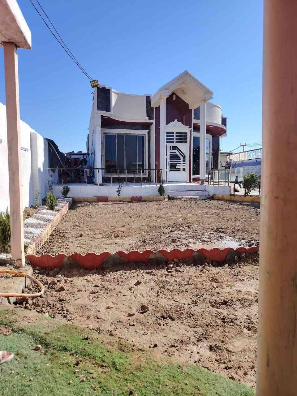 السلام عليكم دار للبيع بمساحه 700 عقد زراعي خلف جوهره العدنان صعد الشهيد مصطفى علي يبعد يبعد عني السريع دقيقتين يحتوي على طرف نوم اثنين  صحيات داخليه وخارجيه السعر 95  *********** #***********
