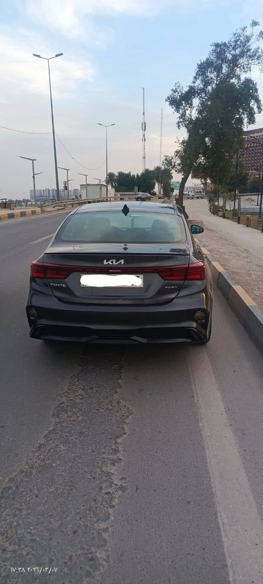 سلام عليكم فورتي جيتي لاين وارد امريكي الضربة جاملغ الخلفي اليمين واليسار ومبدل باب الخلفي الايمن اصلي نفس اللون..
السيارة جديدة ماشية 11 الف 
تبريد ثلج كراسي جلد 
شاشة كبيرة
رادار
حساسات مراية وخلفية
السعر 140
بيها مجال بسيط حك الجية.. 
***********
