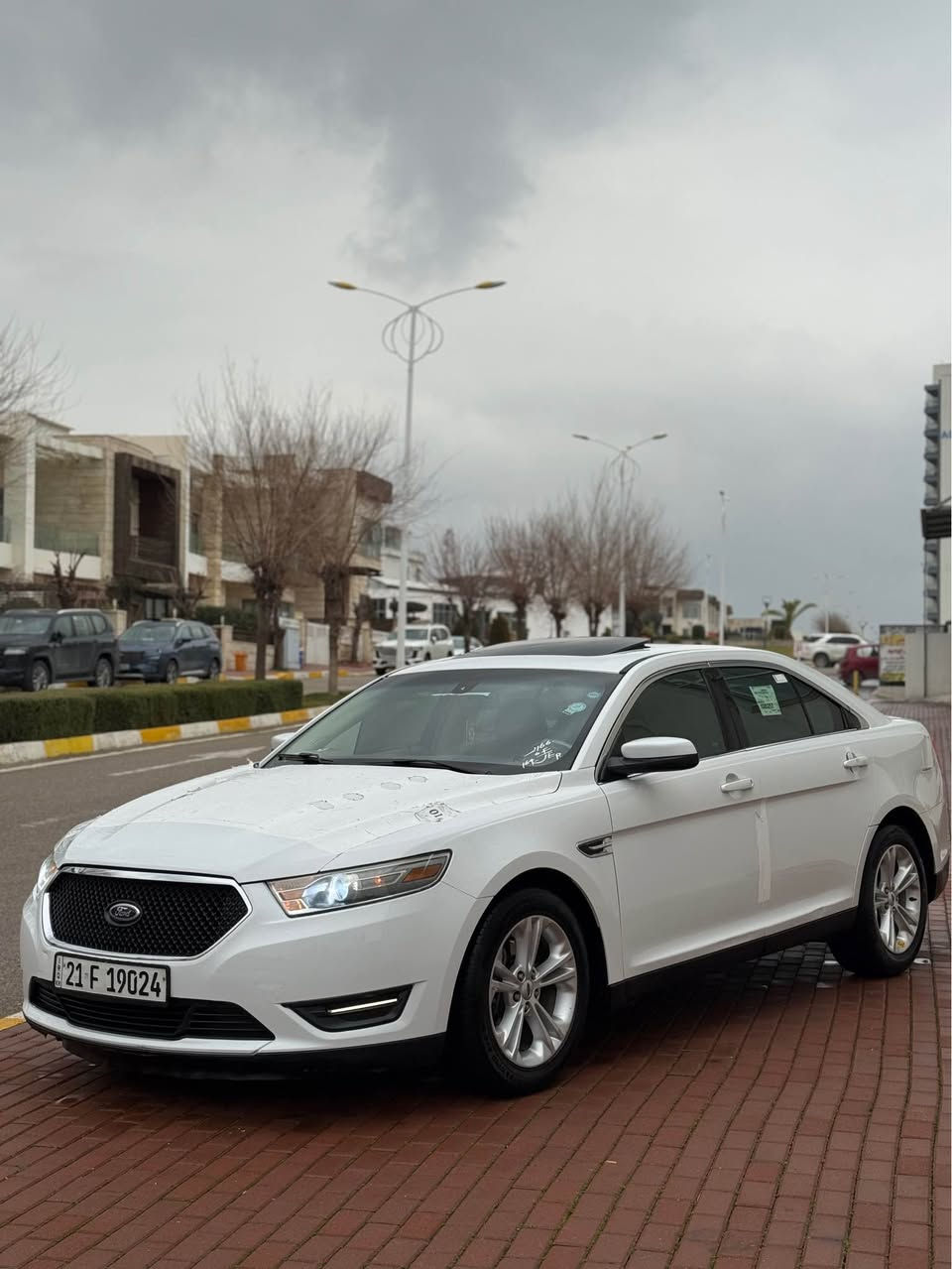 فۆرد تۆرۆس  SEL ٢٠١٣ خەلیجی سفری شەریکەی نیڤا نمونە ... 
بێ بۆیاخ بێ گۆڕاو بێ کرانەوە ...
زۆر تازەیە سەیارکە تەنیا 90 هەزاری حەقیقی ڕۆشتوە ..

سەیارەکە نمونەیە لەجوانی کامل ئەشیای شەریکەی تیا ماوە گاعی شەریکە ڕانەخراوە سپێری دانەبەزیوە هەردوو سویچی بیلادی لەگەڵە ....
چوار تایەو ویلی کرۆمی بیلادی لۆکی لەژێرە ...
هەموو سێرڤسێکی تازە کراوە ، ڕۆن و هایدرۆلیک و پاتری تازەیە زۆر زۆر جایزە ... 

سەنەوی و ڕەقەم و هەزەی تازەیە تا 2030 ...
گێڕ و مەکینە و تەبرید و تەحویل و تەقەو ڕەقەی  بەشەرت ... مەکینەی نەکراوەتەوە ...

مواسەفات ..
 سڵاید ، شاشە گەورە ، سێ شاشە ، شەغال ، کامێرا ، حاسە ، کۆدی دەرگا ، سستمی چێک کردنەوەی ئۆتۆماتیکی ، لید ، کامل زینۆن ، کوشن کارەبا ، زۆر مواسەفاتی تر ...
نرخی 133 گەڵاو مەجالێ  کەم ...

***********
*********** السليمانية, العراق
