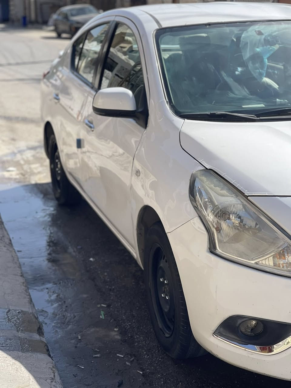 من رخصة صاحب البيج 
السلام عليكم 
للبيع نيسان سني هندي  2021 
سياره بسمي تحويل مباشر سياره جاهزه من كلشي دينار متصرف عليها بيها قطعتين صبغ نص باب لخلفي ولهلال ونص لبنيد وبيها بوارد بدون حادث سياره مال بيت ونظيفة تدفئة تبريد عل سويج 
تخم تاير جديد بل جيس صدر امامي خلفي نزلته كله وحطيته جديد كلها لسياره جديده مكاني بغداد حي الجهاد للاستفسار رقمي ***********
