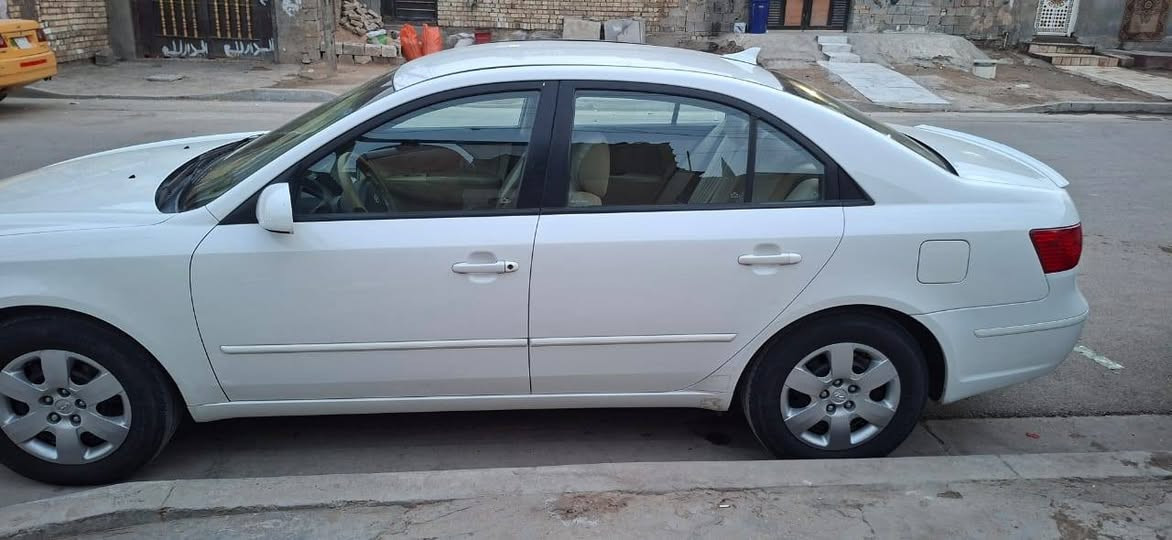 سلام عليكم سوناتا للبيع 2010 وارد أمريكي بيها فقط الجاملغ الخلفي الأيمن بي صبغ فقط الباقي مكفول ماشيه 100 السعر 140 
الرقم ***********
