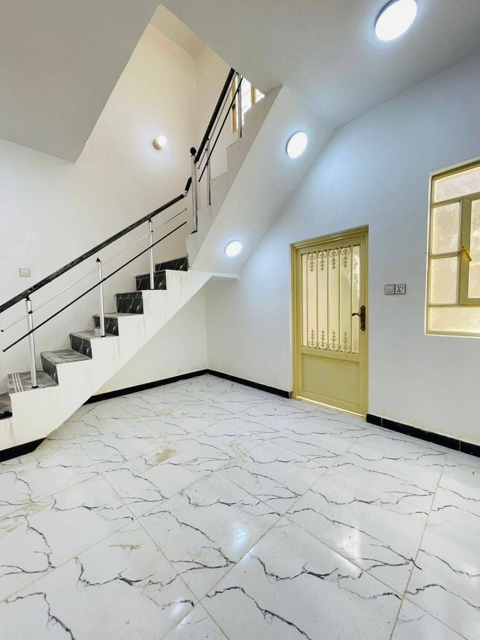 سلام عليكم عندي بيت 100 متر نجف كوفه شارع المطار القديم البناء صب فوق وجوه مسلح نقطه داله القرب مدرسه الاهليه*********** مدرسه  الاهليه السعر المطلوب وبي مجال البيع مستعجل المدرسه الاهليه سيد حاكم السعر خاص ايجار البيع مستعجل اللي يحب راسلني يتصلض
