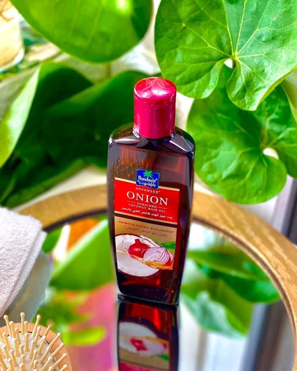 زيوت باراشوت أدفانسد الهندية  مجموعة من الفوائد المتخصصة للشعر، حيث يركز كل نوع على معالجة مشاكل معينة بفضل تركيبته الغنية بالمكونات الطبيعية. 

تتضمن المجموعة زيوتًا غنية بمكونات مختلفة مثل اللوز، الحبة السوداء والحناء، البصل، وإكليل الجبل. كل نوع مصمم لمعالجة مشاكل شعر محددة، مثل زيادة النعومة واللمعان، تقوية الشعر، السيطرة على تساقط الشعر، أو الحصول على شعر طويل وقوي. ويستخدم زيت جوز الهند كقاعدة لهذه الزيوت لخصائصه المغذية والمرطبة التي تعزز صحة الشعر وتساعد في إصلاح التلف

فوائد زيوت باراشوت أدفانسد
زيت جوز الهند الغني بالبصل: التحكم  مصمم خصيصاً للمساعدة في تقليل تساقط الشعر.و ينشط جذور وبصيلات الشعر للمساعدة في نمو صحي وطبيعي.و يغذي فروة الرأس ويقوي خصلات الشعر لجعله أكثر قوة.

زيت جوز الهند الغني باللوز:
يمنح الشعر نعومة فائقة ولمعانًا جذابًا. يحتوي على فيتامين E ويرطب الشعر الجاف والمتقصف بعمق، ويخترق حتى 10 طبقات من الشعر.
يسهل تسريح الشعر ويقلل من التجعد.

زيت جوز الهند الغني بإكليل الجبل:  يساعد في الحصول على شعر أطول وأكثر كثافة وقوة بمرتين.و تعمل الخصائص المعززة لزيت إكليل الجبل على تقليل تساقط الشعر بفعالية.و يحتوي على مضادات أكسدة طبيعية تحمي الشعر من التلف الناتج عن التلوث.

زيت جوز الهند الغني بالحبة السوداء والحناء: يهدف إلى تقوية الشعر من الجذور إلى الأطراف ومنحه مرونة ولمعانًا صحيًا.و الحبة السوداء تساعد في تقليل تساقط الشعر وتعزيز النمو الصحي.و ترطب الحناء الشعر بعمق وتمنع جفافه.
#الاصلي المنشأ هندي 
السعر 10 الاف 
يوجد خدمة توصيل لجميع محافظات العراق 4الاف