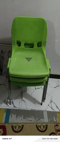 للبيع  ١_ميز طعام مع (٦)كراسي ٢_طباخ  ٣_ (٤) كراسي بلاستك ٠٧٧١٣٥٣٦٨٣٣ ...