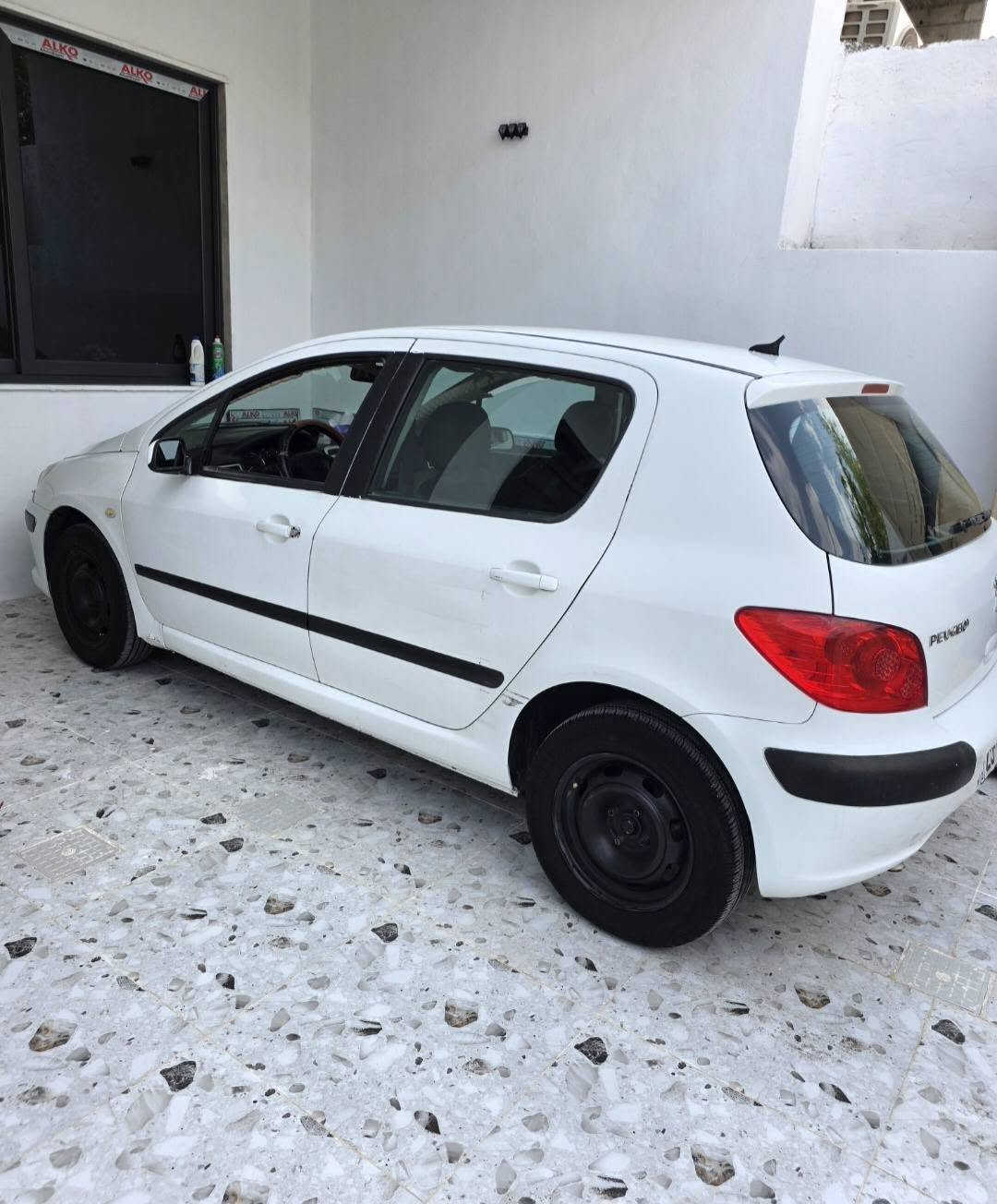 يجو فرنسي 307 موديل 2006
 رقم كركوك مشروع وطني سنوية جديد ل 2030 
رقم انكليزي 
دفتر بنزين بيها 
كير ومحرك بالشرط
 تايرات جديدة
 صدر  امامي وخلفي جديد
 السيارة باسمي ثاني يوم يتحول باسمك 
السعر/ 54
 مكاني كركوك 
  ***********
***********
