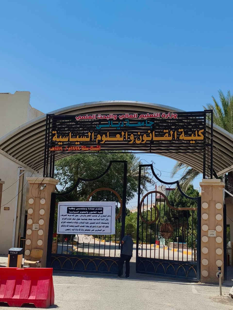 بيت للبيع 100 متر طابقين منفصلين الطابق الثاني يرهم سكن طلاب لأن يوجد 4 كليات حول البيت
العنوان:تقاطع القدس حي الجامعة جنب كلية القانون 
للأستفسار فقط ع الرقم 
***********
