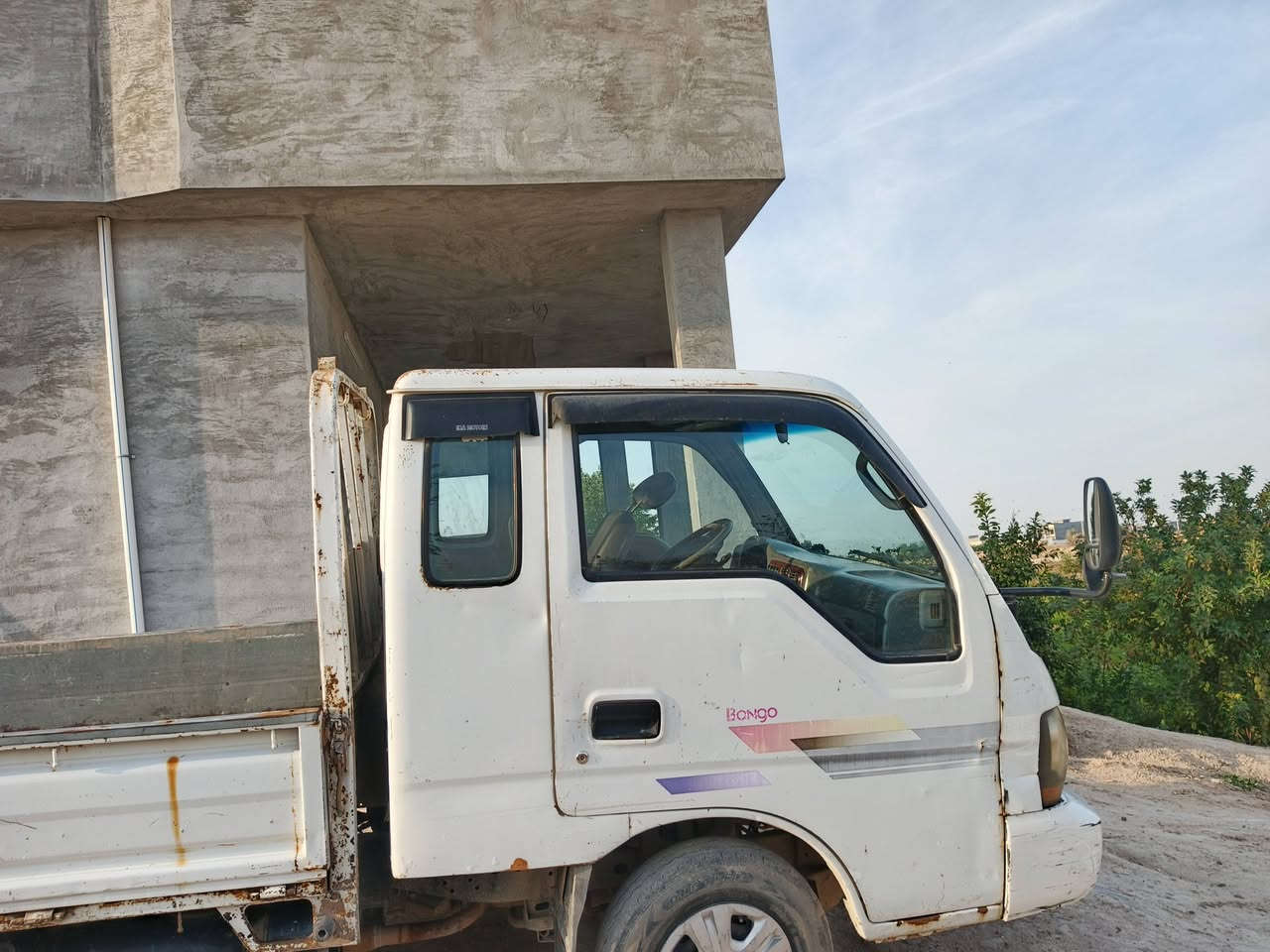 كيا ام عيون موديل 2000 
السعر 70  المكان الفلوجة 
***********
