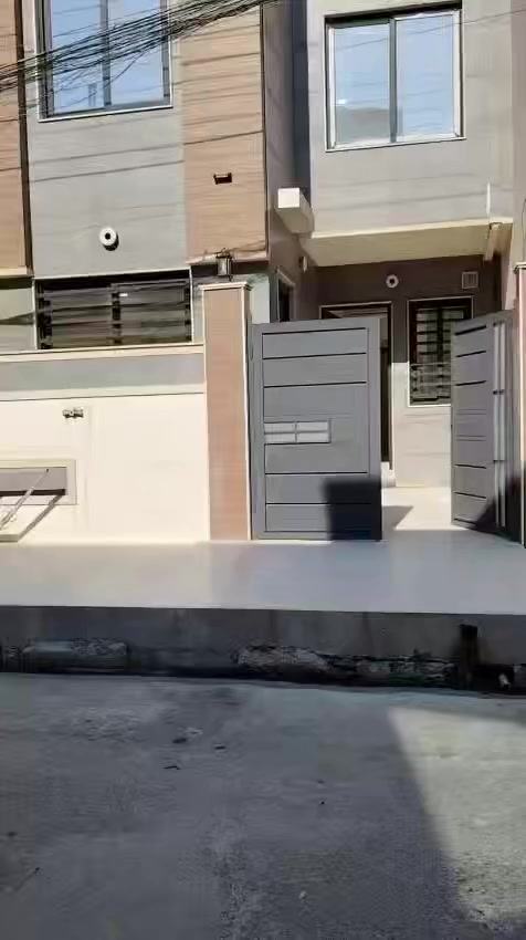 بيت ١٠٠م واجهه ٦م للبيع حي البلديات ٤غرف نوم واستقبال كبيره مكتب الحكمه سايدين الشرطه *********** /***********
