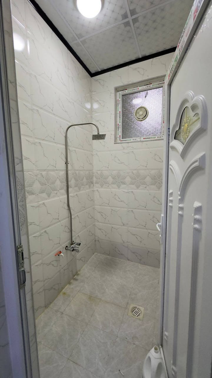 السلام عليكم يتوفر بيت ايجار في حي السماح الثانيه غرفه هول صحيات مطبخ وستقبال بناء 🏢 حديث فول فول قريب على الشارع 30التواصل ***********اسيا ***********
