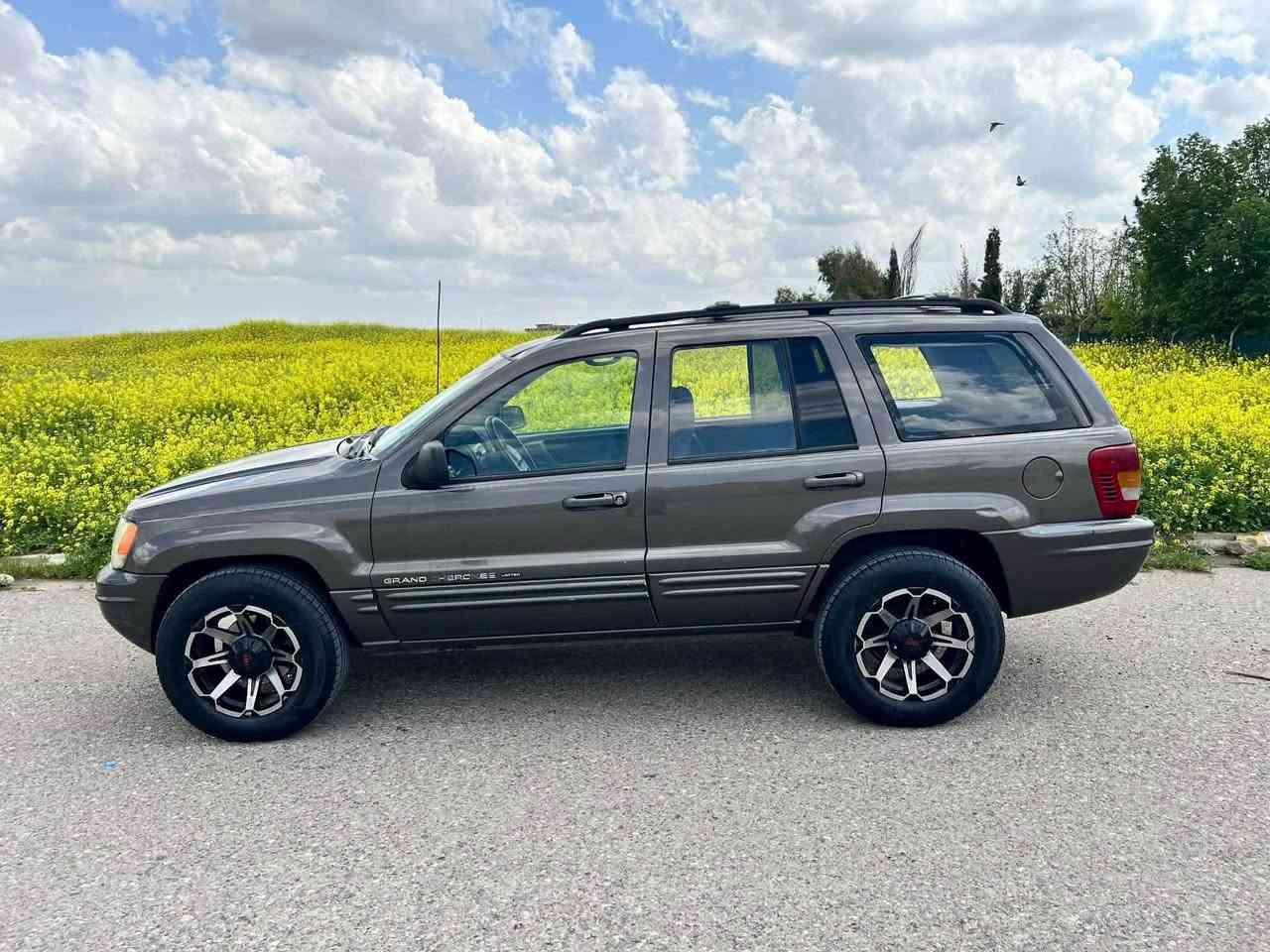 Jeep 2000
سةنةوي بةسةرجوة

سعري 60 وةرةقة 
بي بوياخ بي ليدران كير و مةكينةي بةشةرت

***********

***********     كركوك
