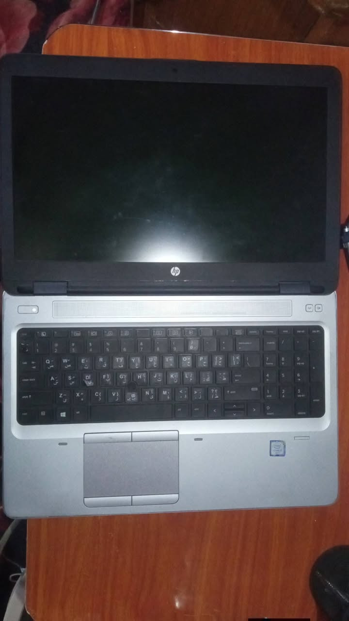 HP ProBook 650 G2
HP ProBook 650 G2
 (معالج)     [Intel CORE i5 6300U [CPU 2.40GHz-2.50GHz
جيل السادس 6300U
الابتوب ممتاز جدا للدراسة والتصفح وجيد من ناحية الالعاب الغير ثقيلة 
(الذاكرة العشوائية) DDR4 RAM 8GB
(كرت شاشة خارجي) GPU /AMD RADEON R7 M35 2GB
(ذاكرة) 256GB SSD
كيبورد/ عربية-Engilsh+اضائة كيبورد
بطارية جيدا جدا تكفي لاستخدام 4 ساعات استخدام قوي (Best performance)+ يشغل العاب 60FPS (متوسطة الحجم)
الجهاز بحالة نظيفه عليه نظام Windows 10 Pro+ بلوتوث+ يحتوي على مشغل اقراص (DVD) + الجهاز عليه برامج مونتاج مثل photoshop وعليه ايضا برامج (Word/Excel/Power Point)  وايضا بي خدمات googel Games (خدمات كوكل للالعاب)  وايضا يحتوي على برامج التواصل الاجتماعي + يدعم الذكاء الصناعي (M365)  من شركة مايكروسوفت 
الجهاز بحالة نظيفه يدعم (بصمة اصبع+ بصمة وجه)(ملاحظة:بصمة الوجه والاصبع غير مفعلين)  يدعم الفتح الرمز بـ فلاش او USB 
من ناحية الصوت الجهاز صوتو جدا واضح وعالي وماكو اي خلل بل سماعات او بـ مايك الخاص وايضا يدعم جميع انواع المنافذ مثل ( USB / USB Type-C / VGA/  ETHERNET/ منفذ سماعة(مايك)  / قارئ بطارية SD / منفذ شحن / HDMI/ Docking ) 
الابتوب يدعم ميزة ربط الهاتف بلابتوب من خلال تطبيق (الربط بـ Windows)  
الجهاز بلون الفضي (مصنوع من الالمنيوم الخفيف)  
كاميرا امامية بدقة 720p HD + شاشه (Anti-Glare) غير عاكسه للضوء 

اني بل نسبة الي جنت استعملو للدراسة وحيل زين جان وياي صوتو ماشاء الله عالي 

الجهاز ما شاء الله مليان مواصفات

 الي يحب يستفسر يتواصل خاص او عل رقم ***********
