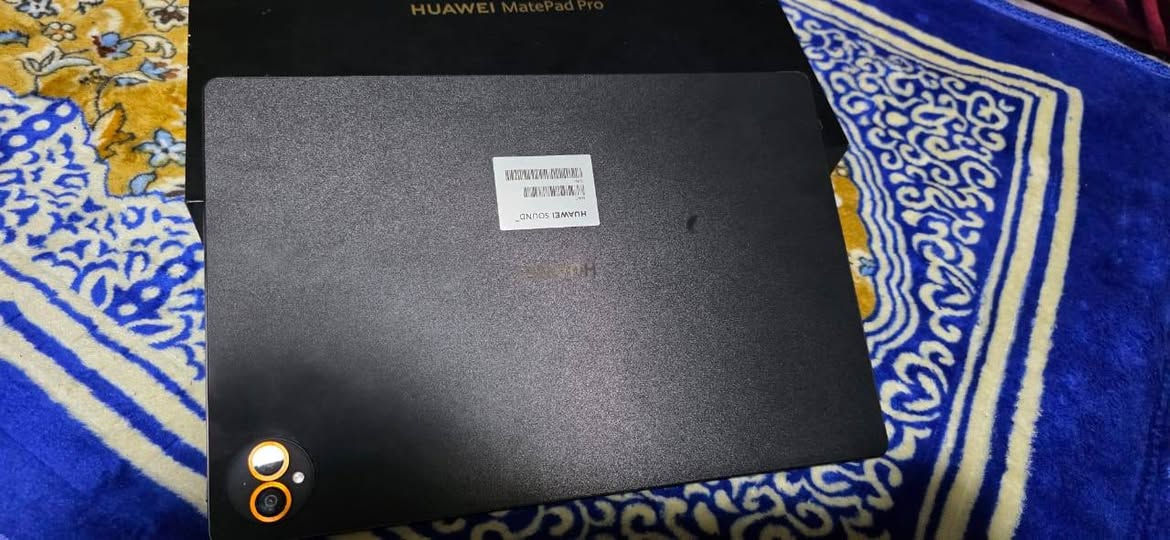 Huawei MatePad Pro 13.2
بطارة ١٠٠ نضافة تامة
​التصميم: أنحف وأخف تابلت في فئته (سُمك 5.5 ملم فقط، ووزن 580 جرام).
​الشاشة الأقوى: شاشة OLED مرنة بحجم 13.2 بوصة، بمعدل تحديث 120Hz، وسطوع 1000 nits، وتستحوذ على 94% من الواجهة.
​الإنتاجية والأوفيس: يدعم حزمة WPS Office مجاناً بنسخة الـ PC (واجهة وقوائم مطابقة تماماً للكمبيوتر الشخصي لتعديل الملفات باحترافية).
​الأداء: معالج Kirin 9000W قوي للألعاب والمهام الثقيلة، مع رام 12 
​البطارية والشحن: بطارية ضخمة 10,100 مللي أمبير مع شحن خارق بسرعة 88 واط (يشحن 85% في 40 دقيقة).
​الصوت: 6 سماعات ستيريو محيطية بنظام HUAWEI SOUND.
​الكاميرات: خلفية مزدوجة (13+8 ميجابكسل) وأمامية (16 ميجابكسل مع مستشعر ثلاثي الأبعاد لفتح القفل بالوجه).
​الإكسسوارات: كيبورد مغناطيسي قابل للفصل بـ Touchpad واسعة
للمراوسه على s25 الترا


**إذا كنت صاحب هذا الإعلان وتريد حذفه لأي سبب، رجاءا أرسل رسالة إلى الدعم الفني**