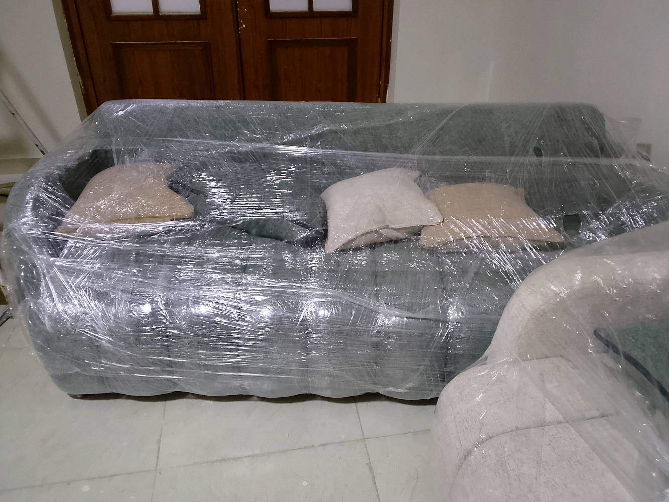 تخم تركي غير مستخدم سعرة مليون و 400 قفل بعدة بالنايلون وصلني البارحة بالليل ومكاني ميرهملة عنوان بغداد حي الجهاد رقم ***********