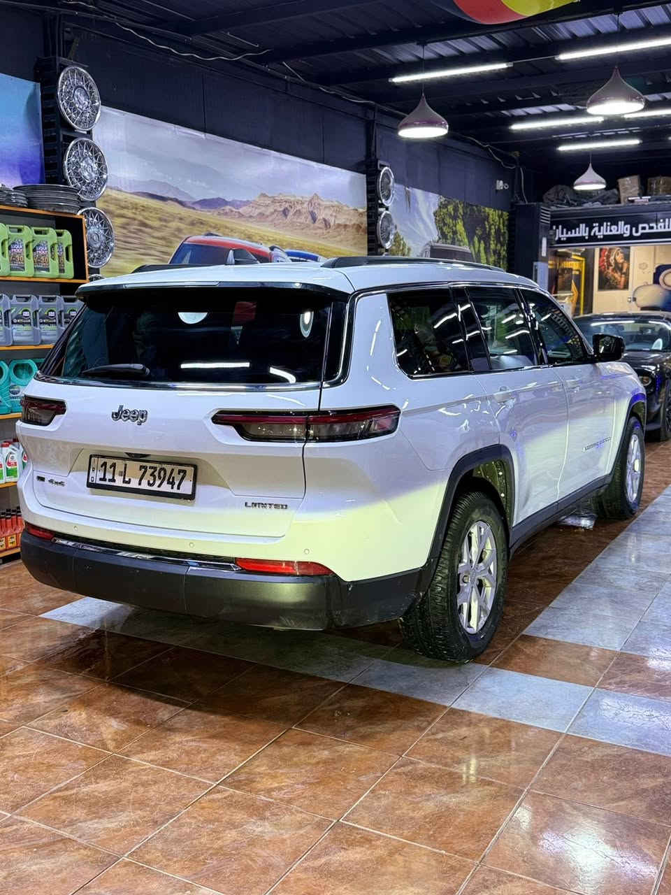 السلام  عليكم 
بعد اذن  الادمن  المحترم 
للبيع  فقط  ✍🏻✍🏻
كراند شيروكي لمتدد  فوول الشكل الجديد L
مرقم بغداد سنويه باسمي 
موديل2022
وارد امريكي جاملغ مبدل وجاملغ خلفي بارد مع شبر من الباب هم بارد
 
السعر285$$ بيه  مجال  

المحرك : V6.  3.6L . 
العداد :  50  الف قابل للزياده
المواصفات :
 دفع رباعي 4x4 . 
* رادار امامي مع مانع تصادم . * تحذير الخروج عن المسار . 
* تحذير النقطة عمياء  .* ويل قياس 20 انج .
* سقف بانوراما . 
*دشبول دجتل مع شاشه بمواصفات عاليه
* شاشه كبيرة 10.1 انج . 
* نظام الخرائط (GPS) .* كاميرا داخلية محيطيه  360 درجه  . 
* كاميرا خلفية . * المصابيح الأمامية زنون .
* كشافات الضباب زنون .     * تشغيل عن بعد .
* صندوق كهربائي .*شفتات بالستيرن.
*الگير ماوس مع وضعيات قياده متعدده.
* مقصورة الركاب من الجلد الفاخر .*تطعيم الدشبول والابواب صاج ملكي.
* حفظ وضعيات الجلوس (ميموري) . * المقاعد الأمامية كهربائية .
* المقاعد الأمامية تدفئة . وخلفيه هم تدفئه
 *سايد بريك بصمه.
*فول تحكمات ستيرن امامي خلفي.
* سستم صوت Alpine . 
 انارة داخلية LED . * حساسات خلفية . 
* 7 راكب .
 مكيف خلفي   3  قطع مع وحدة تحكم منفصلة . * تدفئة ستيرن . 
 مرايا متحسسه للضوء العالي . * مانع تصادم خلفي .
 بلوتوث تلفون . * محدد سرعة . 
 نظام التشغيل والاطفاء الاوتوماتيكي ( Auto Start System ) .

*وبقية المواصفات معروفه 
مرقمه بغداد سنويه باسمي
  
    
"285 بيه  مجال بسيط تم تنزيل السعر 
ماكو هيج سعر بتاريخ الجيب
   
***********
