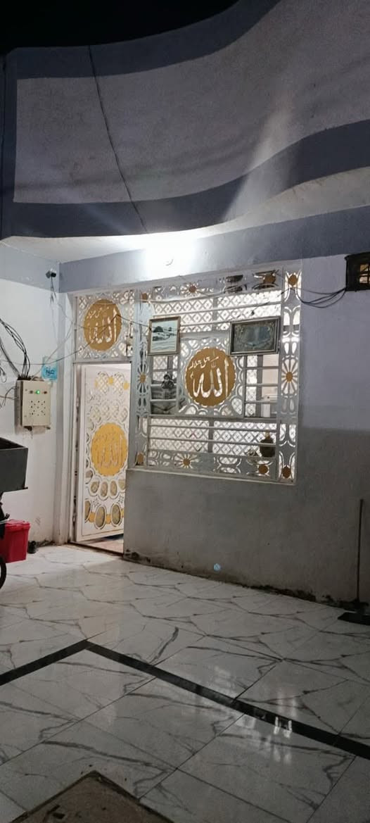 بيت للبيع مقابل قرية الغدير في النجف شارع المطحنة مساحة 200 متر يحتوي على غرفتين وصالة واستقبال ومطبخ البناء طابوك اساس وسقف صب كونكريت.  م. الفهد للعقار 
***********من طرف رنا أمانة الله
