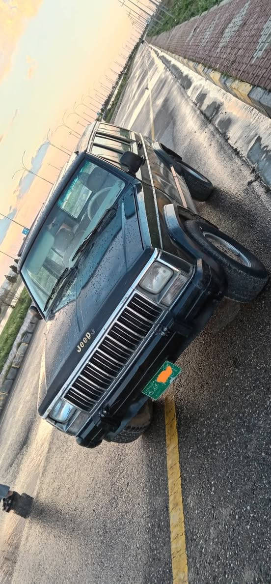 جيب شيروكي موديل 1992 صبغ عام جماليه بدون ضرر محرك بي بخار وكير شرط دفع رباعي كلو شغال كشنات كهرب شغالات دوشمه غرفه كلها جديده طخم امامي خلفي نضيف رقم اخضر سنويه بيضا شرط التحويل 
السعر 25 وبيها مجال للشراي
***********
***********
