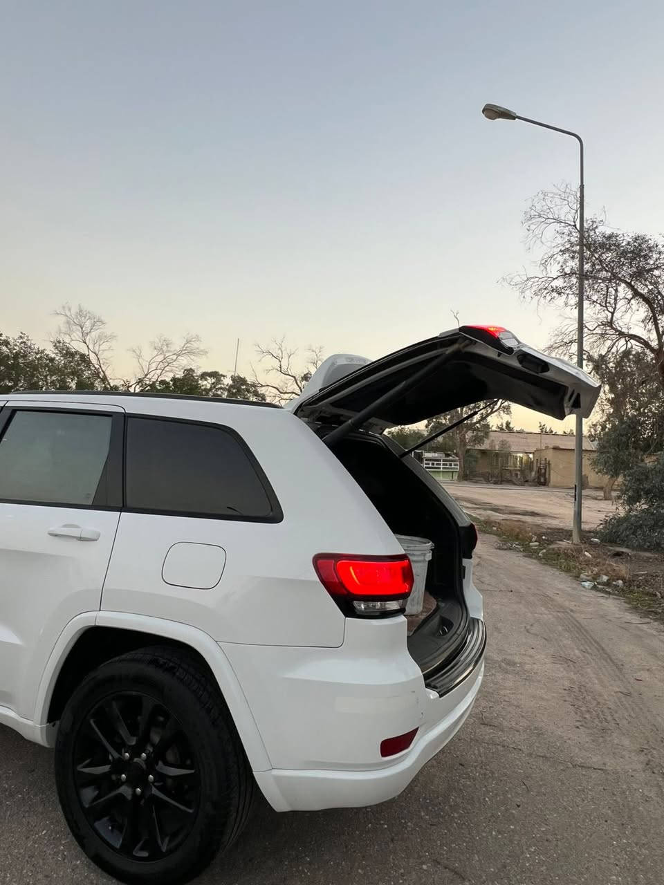 اسلام عليكم
جيب شيروكي بلاك توب 2017
نص فول موصفات
1 صندوك كهربائي 
2نضام سبورت وتراك هوك
3اليت زنون 4 ردار خلفي وبعد هواي موصفات
الضربه جاملغ وبنيد 
السياره معوقين صارت حره 
السعر 190 وبيه مجال
***********
