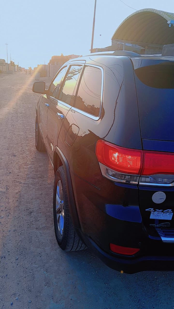 السلام عليكم 

جيب شيروكي اسود فول مواصفات لمتدد موديل 2015 
رقم بصرة  بيهه جاملق الايسر والبنيد بامريكا وهنا بالعراق صار حادث بيها بالجاملق الايمن وتبدل مع الدعاميه
حدادية تايرات كهربائيات باتري زينون كله جاهز سيارة نظيفه جدا 
السعر 180 
السياره بالبصرة 

‭0772 785 6444‬
