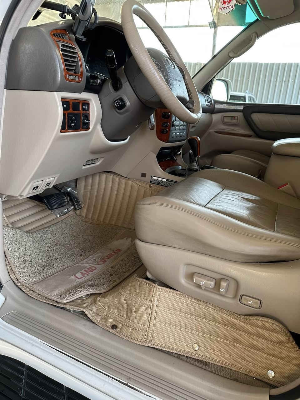 سلام عليكم 

البيع فقط 

موديل 2007

خليجي مكفول كفال عامه 

ماشيه ١٤٥

موصفات 

لكزز VXR

جكات 

فول فول 

‭***********‬
