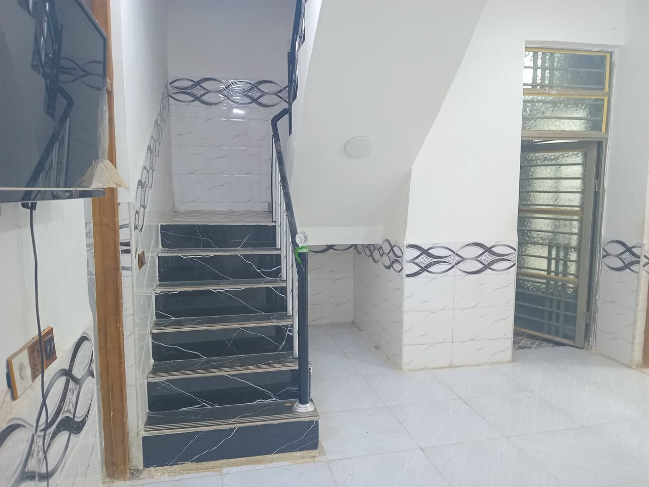 السلام عليكم بيت في حي الحكيم شارع مدرسة الرميله قريب على كورنيش السده المساحه 150متر متكون من غرفتين وهول ومطبخ وصحياة داخليه الخارجيه واستقبال للبيع فقط رقم ***********
