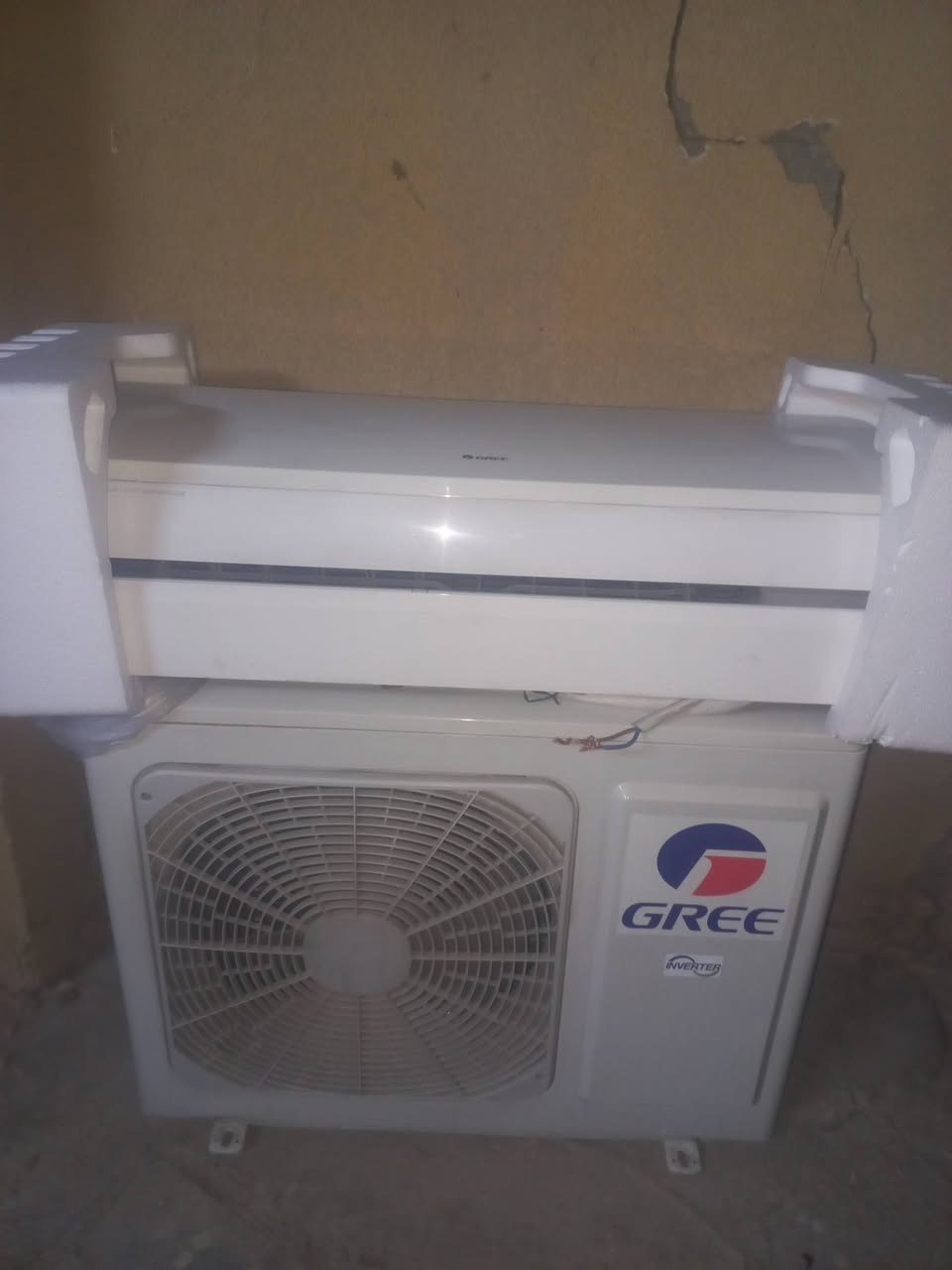 سلام عليكم سبلت البيع طن وثلث انفيرتر شغال نضيف بي مشكله بصيطه يطلع بي هاذه الحرف E6 شويه ويرجع طبيعي ***********
سعر 175 بي مجال
