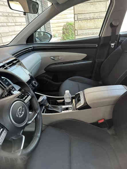 السلام عليكم 
توسان 2020 شكل الجديد ماشيه 50 الف حقيقي مكفوله من الصبغ والبارد وتكحيل بيه كم حالوبه 

بصمه محرك 2000 حساس خلفي كامره شاشه 
بردات جانبيه 

السعر 188 ورقه مكان بغداد السيديه 
*********** 

السياره رقم اربيل باسمي تحويل مباشر
