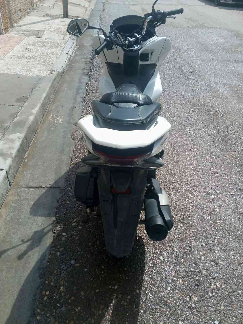 السلام عليكم دراجه  PCX  الجيل الثالث وارد كوري كشن رياضي تدفئه كشن. حساس ازدحام حساس استان بصمه الدراجه نضيفه جداً العنوان الشعب نهاية سبع قصور السعر 14 $ أو مراوس بسلفر ونج هذا رقمي ***********
