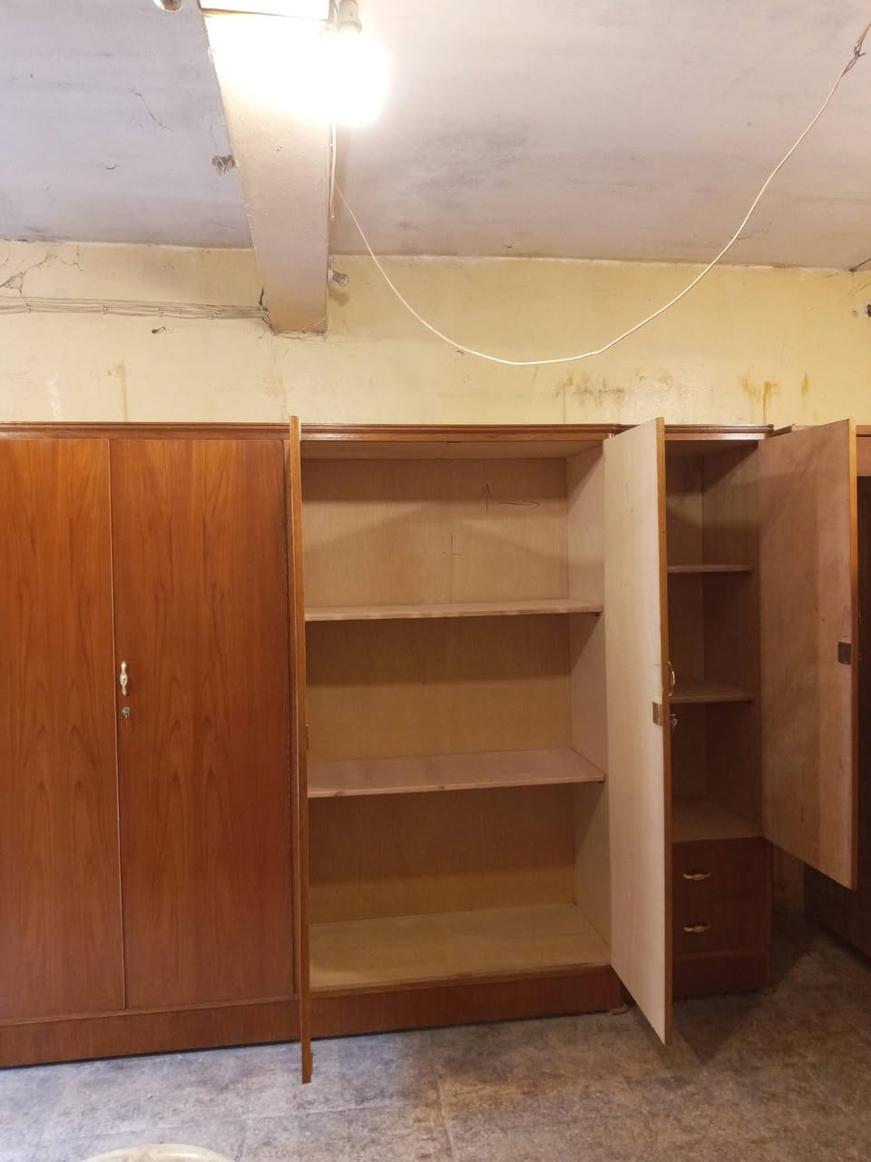 كنتور 6باب ملحق داخلي دنك 4 مجرات شغل توصي نضافه فول العنوان حي الحدباء  خلف مرطبات البحرين ت ***********
