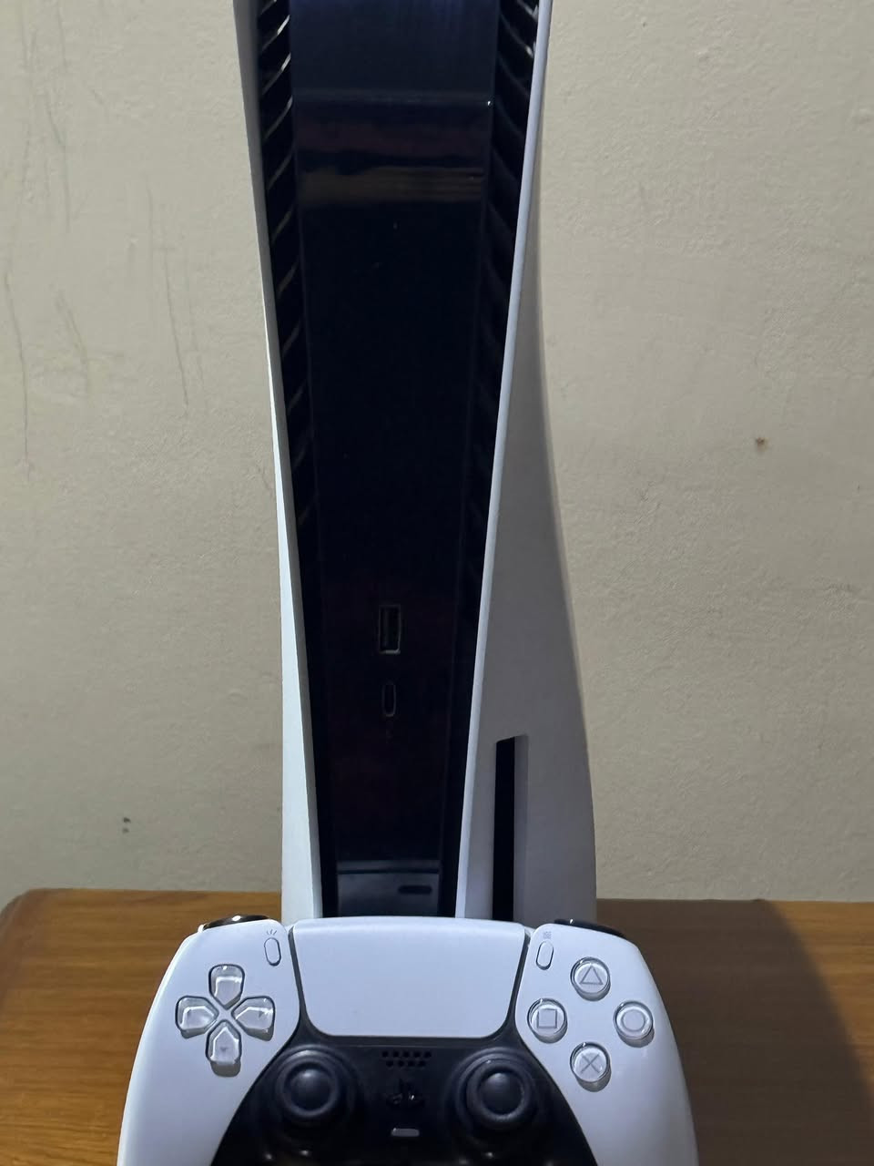 بلي فايف (5) فات شرق اوسط نضيف ما مفتوح ابد كل عراضه الاصليه ويا والكارتونه الداخليه بس ويا يده وحده بيها دفرت بسيط ويا ستاند اصلي للبلي ويا يو بي إس 1500 هديه مستعمل ويا حساب يسوه 100 الف بي فيفا 23 وبس هوايه ألعاب ومصروف عليه والبلي كلش قليل مستعمل 
السعر راسلني واتس رقم :***********
