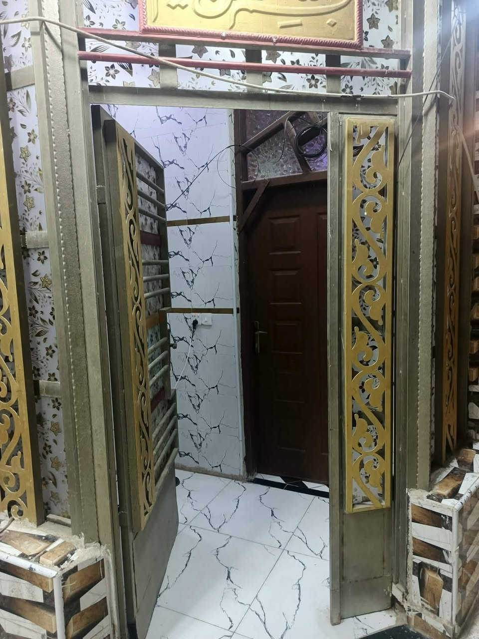 بيت للبيع مكانه دوانم خلف معرض سيراميك رحمان مقابيل معمل ثلج لجديد مساحه لبناء ميتين متر قرفتين وصاله ومنور استقبال وقطعه ميت متر من  ضمن لبيت ***********
