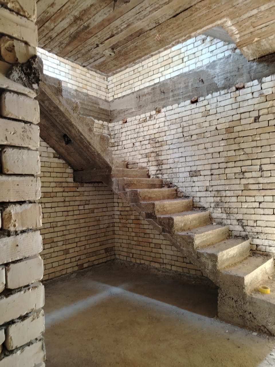 ٨١ متر واجهة ٥ نزال ١٦
البيت مدخلين
٣ غرف نوم كبار
٣ حمامات ٢ داخليات وواحد خارجي
بوب وشبابيك كاملات كل البيت
ارتفاع الرفت ٤٠ سم
البيت رباط داير
فقط البيتونة ممصبوبة
خامس فرع عن الشارع العام
المجمع مي اسالة مو من الشط
مجمع النسور الثالث مقابيل العدل تابع لشركة القلعة البيظاء