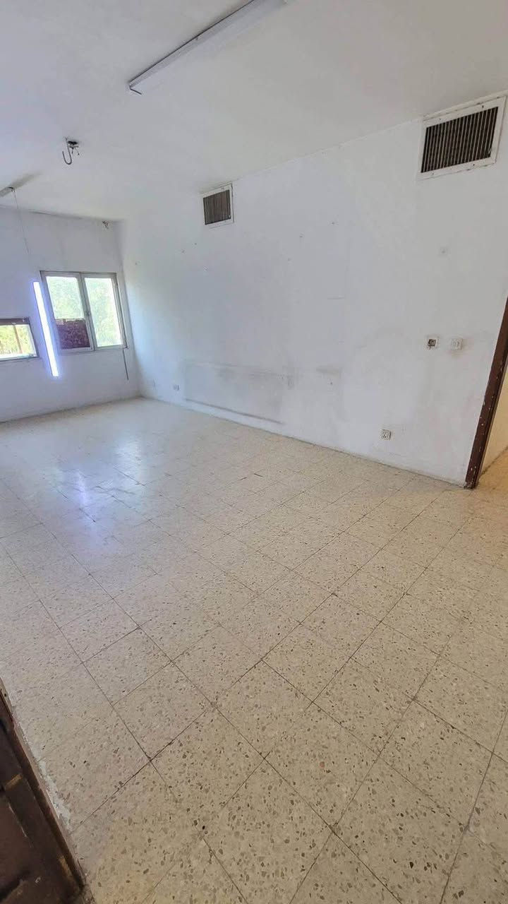 🏢 شقة مميزة للإيجار | مجمع خمسة 🏢
​✨ تفاصيل الشقة:
​🛏️ غرف النوم: 2 غرف نوم مريحة.
​🛋️ الصالة: صالة جلوس واسعة.
​🧼 الخدمات: مطبخ وحمام مجهزين بالكامل.
​📍 الموقع: مجمع خمسة
​📞 للتواصل والاستفسار المباشر:
اضغط على الرقم للاتصال: *********** 📱
