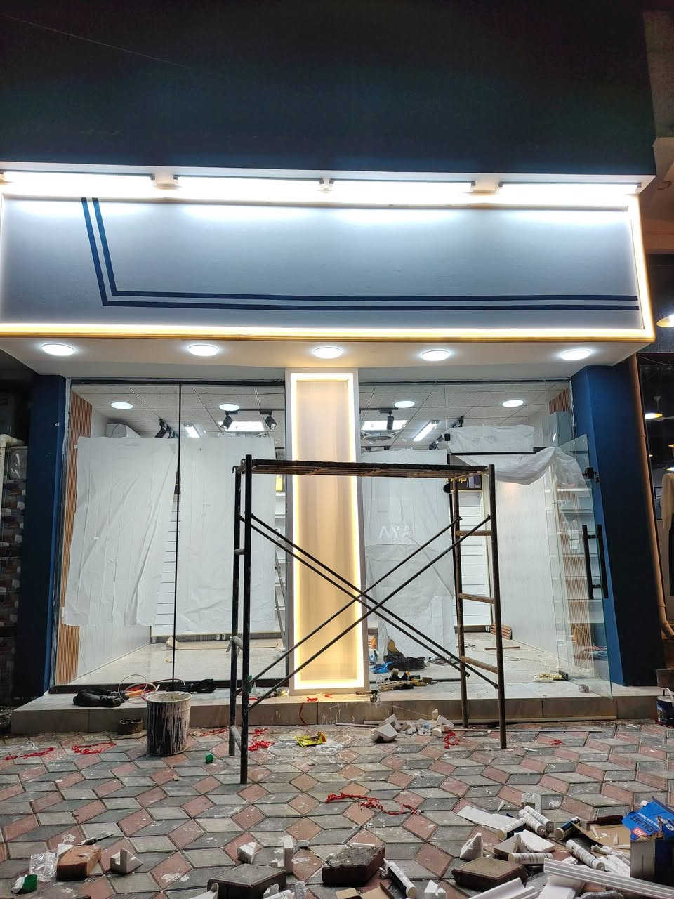 قبل وبعد واجهه محلات انشا الله ينال اعجابكم 
***********
