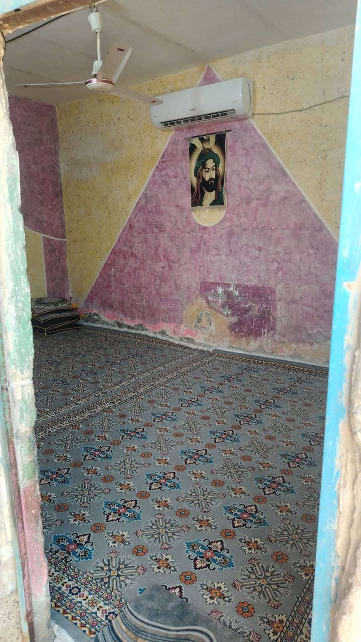 سلام عليكم اخوان عندي بيت حواسم مساحه 180 متر بيه غرفه زغيره وغرفه جبيره وصاله ومطبخ وديوانيه بيت بناء نضيف عكاده وماء وكهرباء جديد عنوان ابو رمانه خلف ثيله باريس ه ***********
