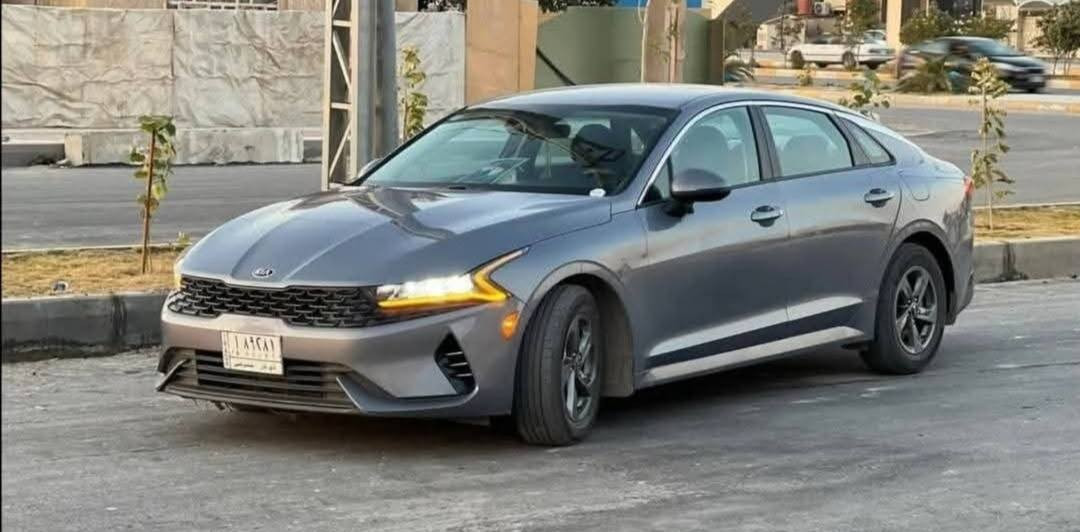 السلام عليكم...  بيع و مراوس حسب القناعه 
* كيا... K5 
* موديل 2021
* وارد أمريكي حادثها خلفي بدون تبديل فقط ضربه خفيفه صور الحادث مرفقات بالمنشور 
* محرك 1600تيربو 
* 4مودات قياده
* بصمه تشغيل عن بعد
* بصمة أبواب 
* سستم صوت كامل 
* قياده ذاتيه
* تحديد مسار
* كشنات مخمل بلاد
* شاشه كبيره
* كامره اماميه وخلفيه 
* رادارت 4 جوانب
* مانع انزلاق
* مساعد بقاء في المسار
* نظام مكابح تالقائي للطوارئ
* مكينه وكير وحداديه مكفولات
* تبريد ماشاء الله ثلج 
* حساسات اماميه وخلفيه
(رقم السياره ذي قار معوقين عندي وكاله عامه بأسمي)
 مكان السياره ناصريه مركز
السعر  ١٥٥ورقه... مع مجال القليل 
رقم الهاتف ***********
