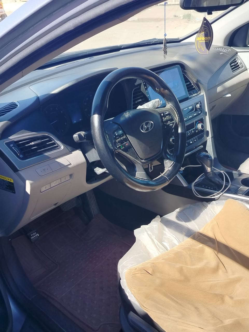 سلام عليكم سوناتا 2016 وارد امريكي حادثها من امريكا دعاميه الخلفيه وشويه بالحوض وبيه رش باب الوره السايق سيارة جديده السعر 125 وبيه مجال ***********
