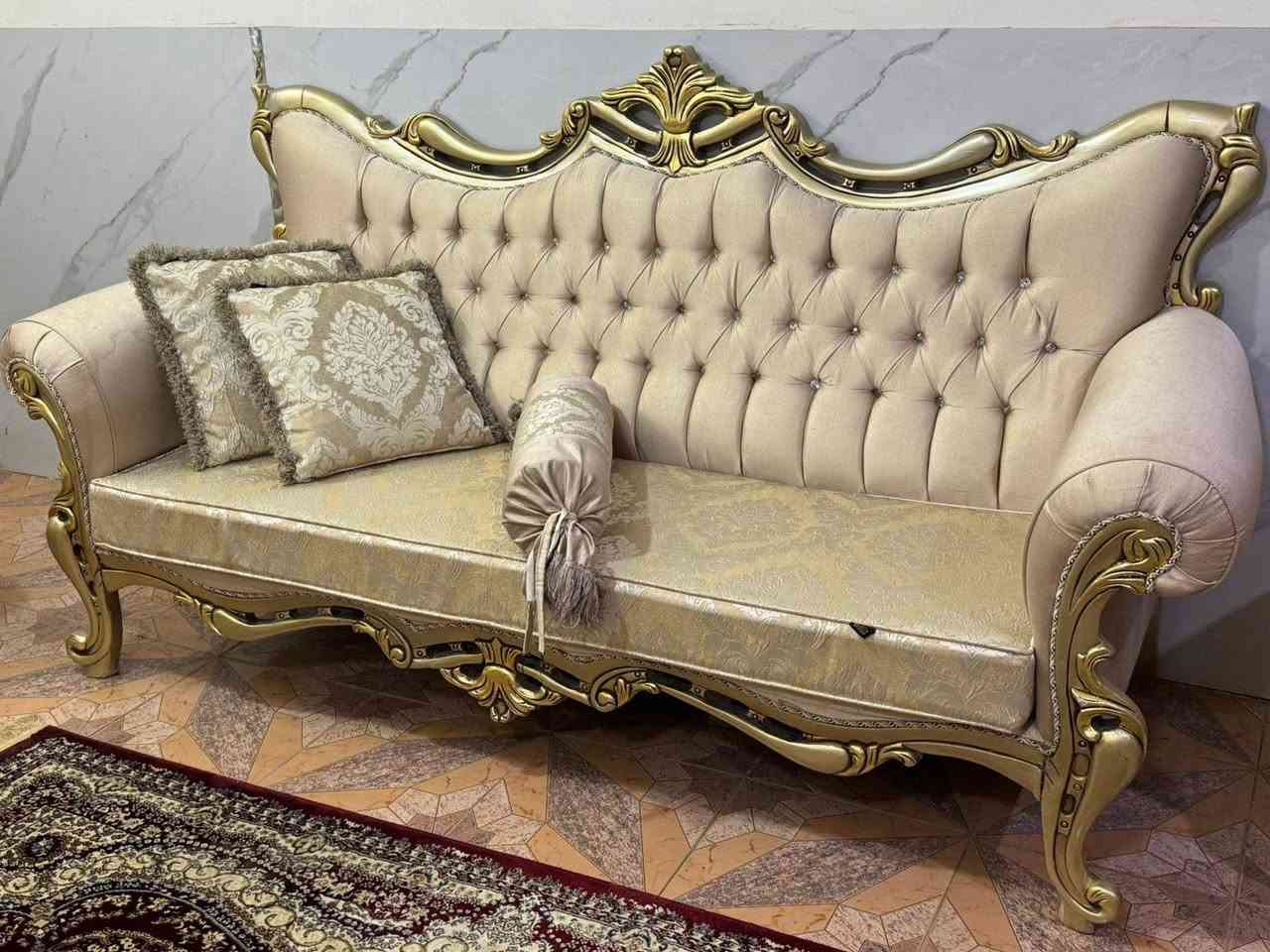 تخم زان تركي ماركه ١٠ مقعد مع ميز وسط نضافه فول اتصل***********
